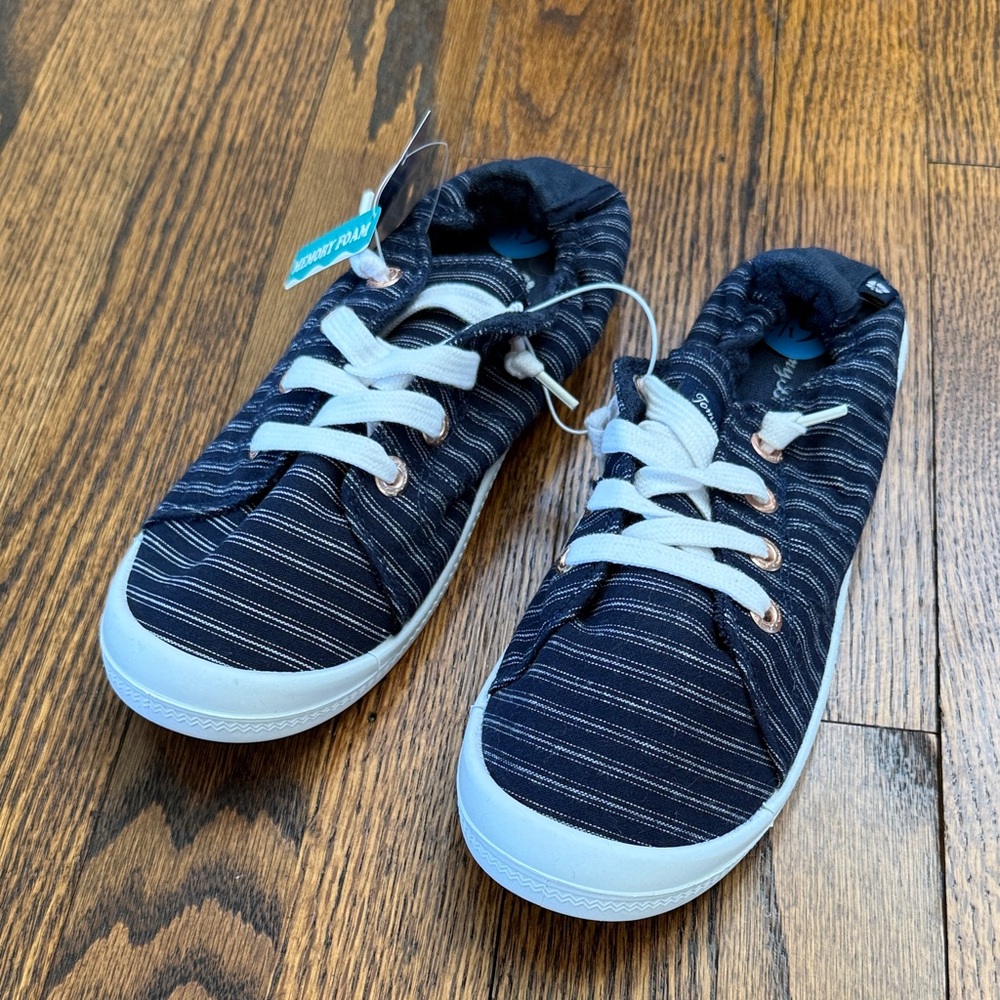 B30 Tommy Bahama Footwear Women 6.5 Navy and White Striped Sneakers Stretch
